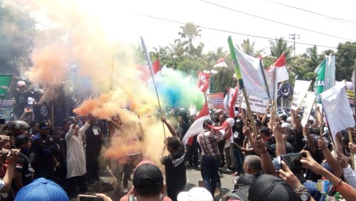 Ratusan buruh yang tergabung dalam Sarbumusi saat aksi di depan Pendopo Pemkab Jember (foto: Moh. Ali Makrus/ JatimTIMES)