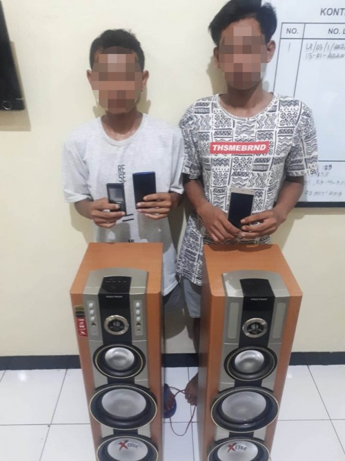 Tersangka pencurian Joko Suprayitno (20) dan Rudi Prasetyo (19) yang diamankan beserta barang bukti curian oleh jajaran Polsek Bululawang (Foto: Istimewa)