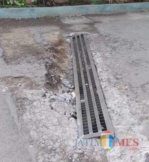 Kondisi jalan di kawasan Gang 7 Muharto, Kota Malang yang sering ambles akibat dilewati kendaraan tonase besar. (Foto: DPUPRPKP for MalangTIMES)