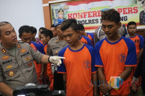 Kapolres Jombang AKBP Boby Pa'ludin Tambunan berbincang dengan dua pelaku persetubuhan gadis di bawah umur. (Foto : Adi Rosul / JombangTIMES)