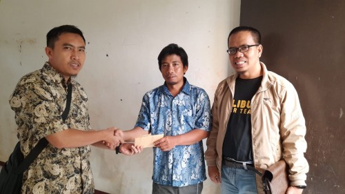 Penyerahan bantuan dari Fraksi PKS DPRD Kota Malang untuk korban banjir di Perumahan Piranha Village Kelurahan Tunjungsekar. (Fraksi PKS for MalangTIMES).