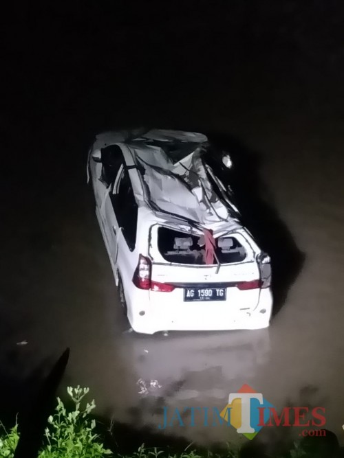Kondisi mobil minibus warna putih yang terjun ke sungai dan menewaskan satu orang penumpang. (Foto: Dokumen BlitarTIMES)