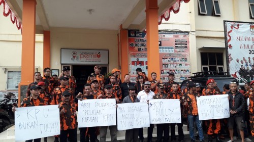 Pemuda Pancasila Kota Batu saat berada di KPU Kota Batu, Rabu (12/2/2020).