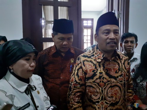 Ketua Komisi D DPRD Kota Malang, Ahmad Wanedi (batik motif kanan) didampingi Kepala Dinas Pendidikan dan Kebudyaan Kota Malang Zubaedah (baju putih) usai pertemuan di Kantor DPRD Kota Malang (Arifina Cahyanti Firdausi/MalangTIMES)