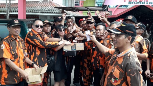 Pemuda Pancasila Kota Batu saat melakukan aksi solidaritas galang dana di depan Plaza Batu, Rabu (12/2/2020).
