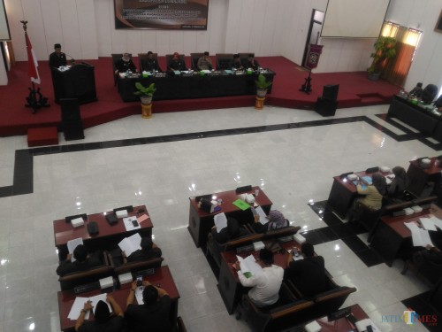 Rapat Paripurna DPRD Lumajang dengan agenda Pandangan Umum Fraksi (Foto : Moch. R. Abdul Fatah / Jatim TIMES)