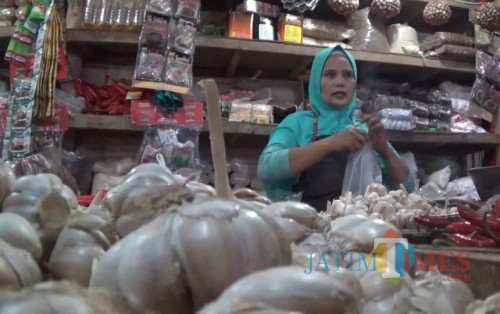 Pedagang bawang putih di Pasar Besar Kota Malang (Arifina Cahyanti Firdausi/MalangTIMES)