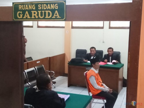 Terdakwa Sugeng Santoso saat menjalani persidangan di PN Malang (Anggara Sudiongko/MalangTIMES)