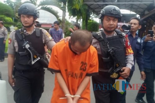 Tersangka Wakid Suyudi diringkus Satreskrim Polres Blitar Kota.(Foto : Team BlitarTIMES)