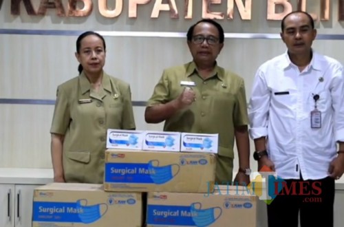 Respon cepat: Bupati Blitar Rijanto langsung mengirimkan masker ke Hong Kong setelah dicurhati pekerja migran (Foto: Team BlitarTIMES)