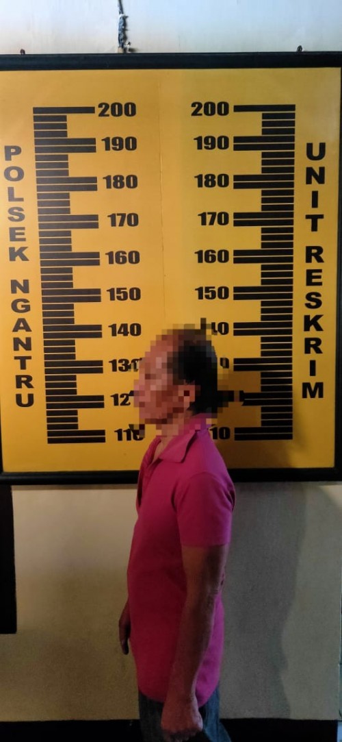 Pemilik warung penyedia bisnis esek-esek saat di Polsek Ngantru. (ist)