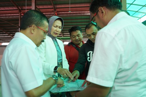 Wali Kota Batu Dewanti Rumpoko saat melihat pemetaan lokasi di Pasar Sayur Kota Batu, Rabu (12/2/2020). (Foto: Humas Pemkot Batu)