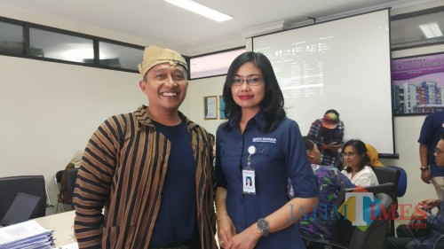 Kepala Disnaker-PMPTSP Kota Malang Erik Setyo Santoso ST MT (kiri) dan Kepala BPJS Kesehatan Kota Malang, Dina Diana Permata (kanan) di sela technical meeting BOM 2 (Pipit Anggraeni/MalangTIMES).