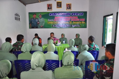 Dandim 0808/Blitar Letkol Inf Kris Bianto saat memberikan paparan di Koramil Bakung (Foto: Team BlitarTIMES)