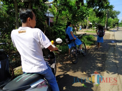 Beberapa orang tua yang menjemput anaknya di saat jam pelajaran masih berlangsung. / Foto : Anang Basso / Tulungagung TIMES