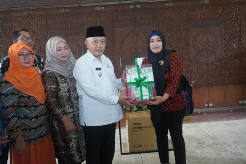 Bupati Malang HM Sanusi (kemeja putih) saat menyerahkan bantuan masker untuk para pekerja migran di luar negeri (Foto : Istimewa)