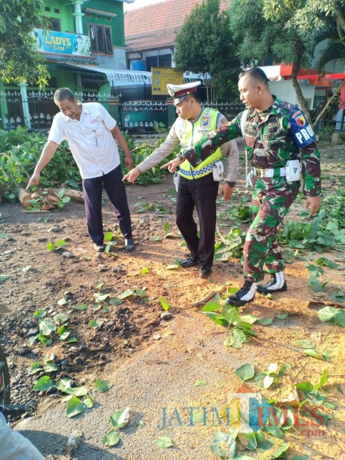 Petugas saat melakukan olah TKP di lokasi kejadian (Foto : Laka Lantas Polres Malang for MalangTIMES)