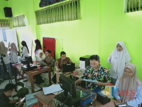 Para siswa MAN 1 Blitar antusias ikuti perekaman E-KTP Goes To School (Foto: Aunur Rofiq/ BlitarTIMES)
