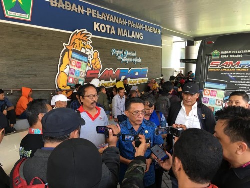 Kepala Bapenda Kota Malang, Ir Ade Herawanto MT (tengah) saat melakukan wawancara (Istimewa).
