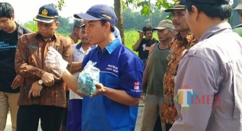 Dispertanbun Kabupaten Kediri saat memberikan penyuluhan kepada para petani. (eko Arif s /JatimTimes)