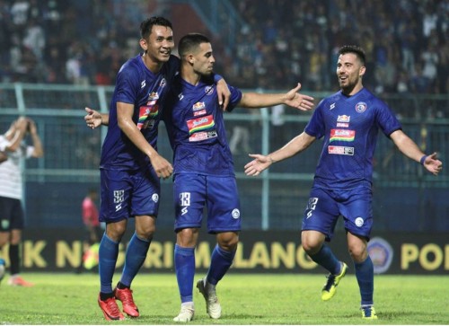 Elias Alderete (tengah) dan Jonathan Bauman (kanan) saat merayakan gol bersama Dave Mustaine (official Arema FC)