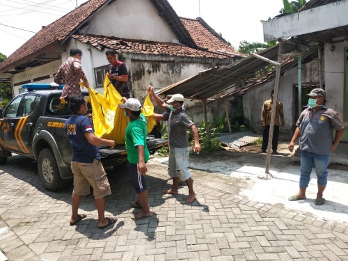 Proses evakuasi mayat yang ditemukan terkubur di belakang rumah di Desa Gajah, Kecamatan Ngoro, Jombang. (Istimewa)