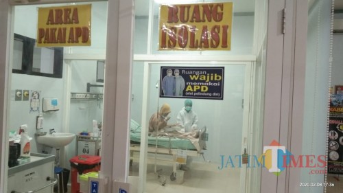 pasien suspect corona saat dirawat di ruang isolasi RSUD dr. Iskak (Joko Pramono for Jatim Times)