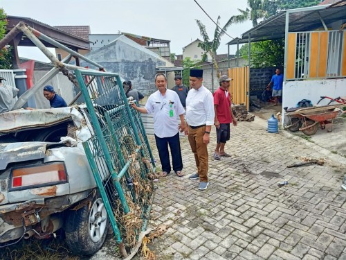 Anggota Komisi C DPRD Kota Malang Ahmad Fuad Rahman (kanan) saat meninjau kondisi perunahan terdampak banjir di Kelurahan Tunjungsekar. (Istimewa)