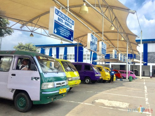 Angkutan umum di Terminal Kota Batu. (Foto: Irsya Richa/MalangTIMES)