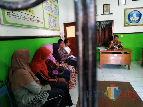 Sejumlah perwakilan wali murid mendatangi UPT Dinas Pendidikan Besuki./ Foto : Anang Basso / Tulungagung TIMES