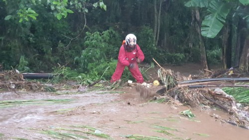 Petugas saat membersihkan area terdampak bencana di di kawasan Jalan Oro-Oro Ombo Kecamatan Batu, Jumat (14/2/2020). (Foto: istimewa)