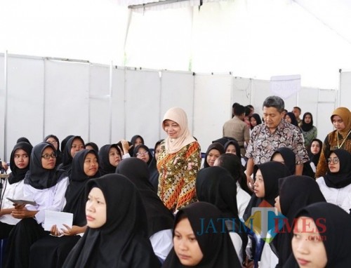 Bupati Kediri Hj Haryanti Sutrisno Bersama Kepala BKD Kabupaten Kediri meninjau proses tes para peserta SKD CPNS. (Foto: Eko Arif S/JatimTimes)