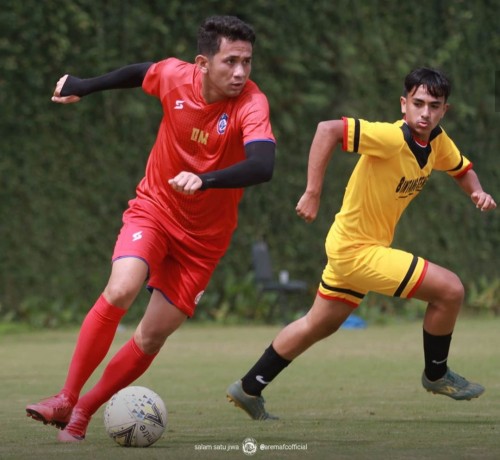Dave Mustaine (kiri) saat menjalani ujicoba bersama Arema FC (official Arema FC)
