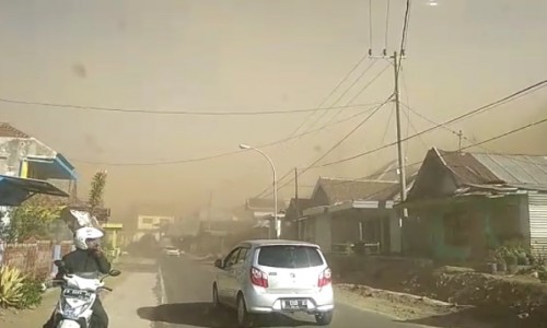 Debu atau tanah yang dibawa angin berada di langit Kecamatan Bumiaji, Minggu (17/11/2019) pagi. (Foto: Istimewa)