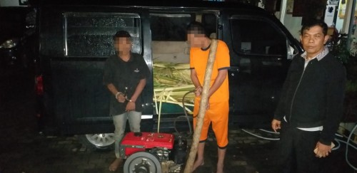 Tersangka Hariyanto (35) dan M. Sukron (15) saat diamankan oleh jajaran Polsek Wonosari bersama barang bukti hasil curiannya. (Foto: Istimewa)