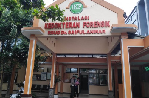 Jenazah salah satu anggota tim SAR saat dievakuasi ke RSSA Malang.