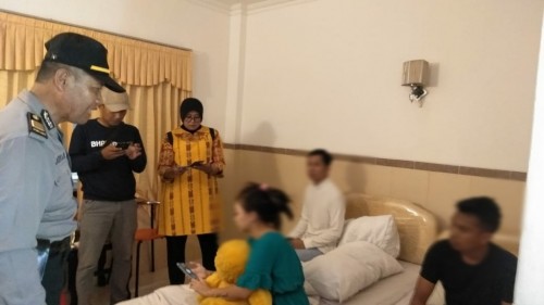 Petugas menemukan pasangan bukan suami istri saat razia hotel di Hari Valentine. (Foto: Istimewa)