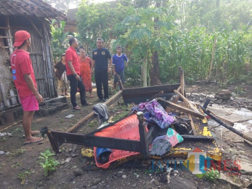 Kasur yang jadi tempat tidur nenek Paitun yang ditemukan dalam kondisi tubuh terbakar / Foto : Dokpol / Tulungagung TIMES