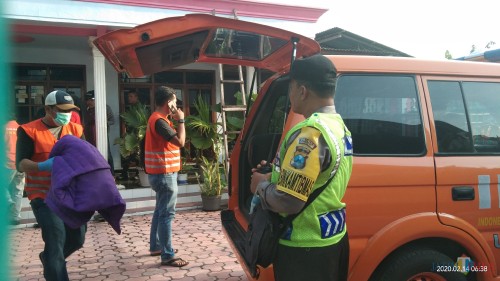 Petugas Inafis Polres Tulungagung mengamankan barang bukti kasur yang digunakan untuk menutupi tubuh korban. (Foto: Joko Pramono/Jatim Times)