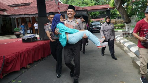 Kapolres Blitar AKBP Budi Hermanto menggendong penyandang disabilitas yang menangis histeris.(Foto : Team BlitarTIMES)