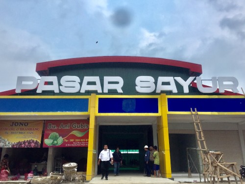 Pasar sayur Kota Batu tampak depan. (Foto: Irsya Richa/MalangTIMES)