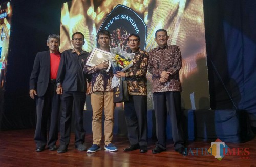Putra almarhum Munir, Soultan Alif Allende (tengah) mewakili ayahnya menerima penghargaan Inspiring Award dalam Brawijaya Television Award 2020. (Foto: Ima/MalangTIMES)