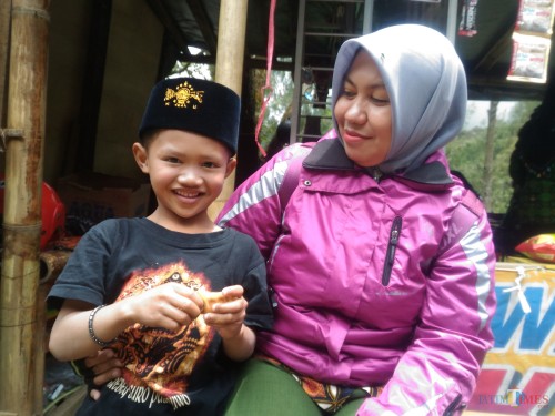 Wanita Ini tiap hari harus menempuh 30 KM untuk mengajar di Ranu Pane (Foto : Moch. R. Abdul Fatah / Jatim TIMES)