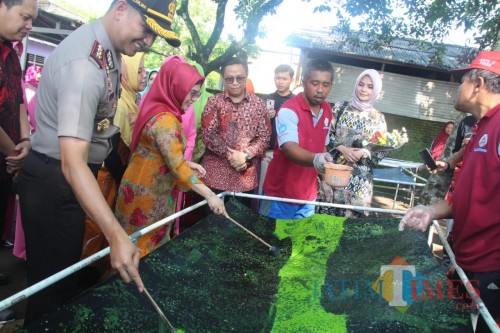 Siti Nur Aziza Ma'ruf saat berkunjung melihat batik ciprat di Yayasan Kinasih Kesamben (Foto: Team BlitarTIMES)