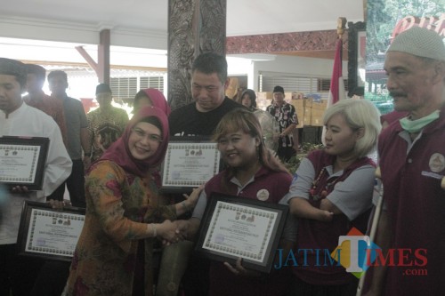 Penyerahan bantuan Kick Andy Foundation oleh Siti Nur Aziza Ma'ruf didampingi Bupati Blitar.(Foto: Aunur Rofiq/BlitarTIMES)