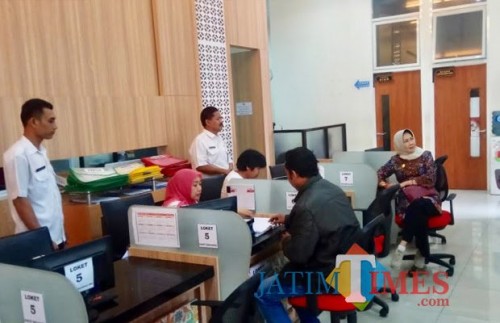 Wali Kota Bati Dewanti Rumpoko saat meninjau di Kantor Dispendukcapil beberapa saat lalu. (Foto: Irsya Richa/MalangTIMES)