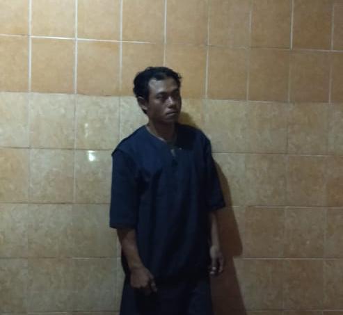 Tersangka Agus Sugito (42) telah diamankan di Polsek Donomulyo. (Foto: Istimewa)