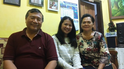 Dianita Asmaningtyas (tengah) ditemani ke dua orangtuanya (Pipit Anggraeni/MalangTIMES).