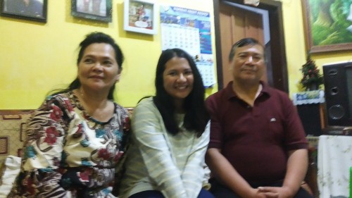 Dianita Asmaningtyas (tengah) ditemani ke dua orangtuanya (Pipit Anggraeni/MalangTIMES).