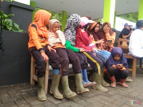 Anak-anak Ranu Pane dengan sepatu boots-nya. (Foto: Moch. R. Abdul Fatah / Jatim TIMES)